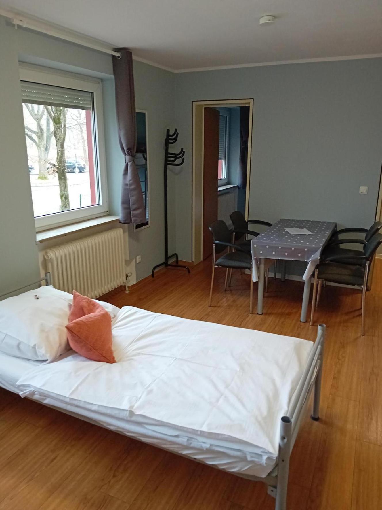1, 2, Sleep Hostel Nuernberg Messe מראה חיצוני תמונה